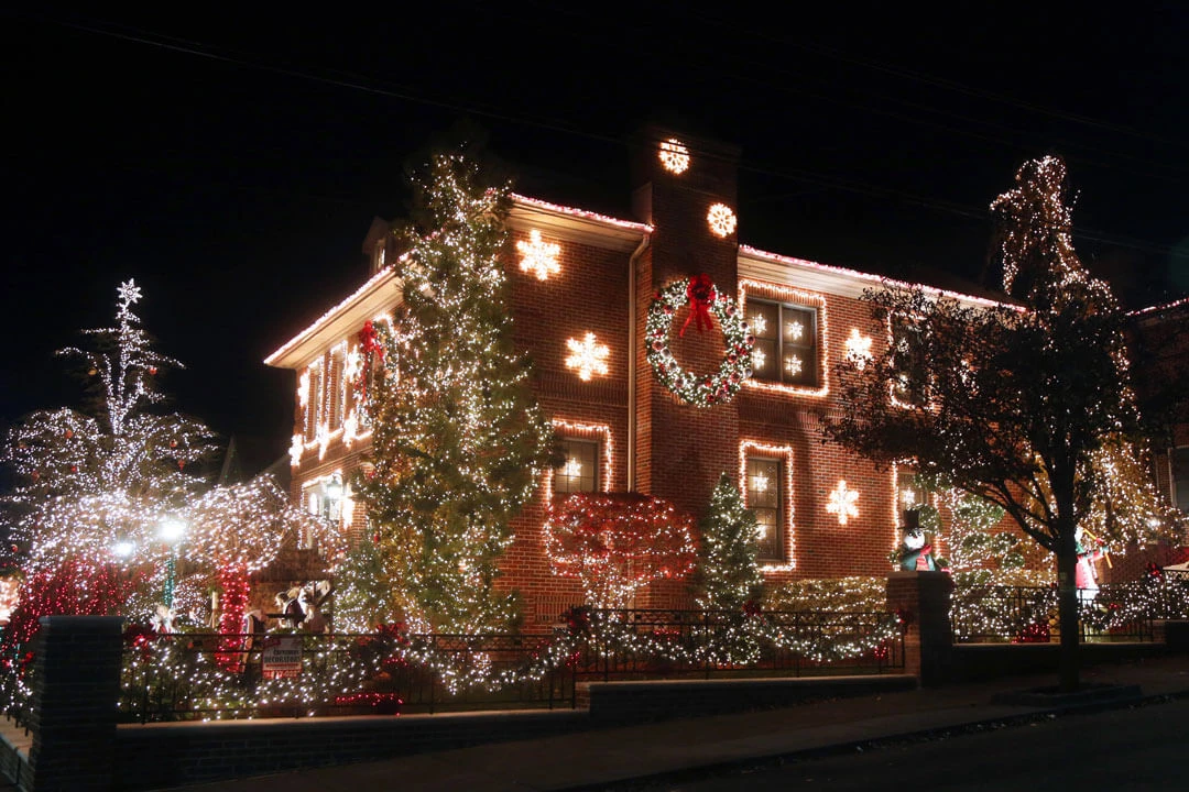 12 Benefits Of Hiring Professional Christmas Light Installers